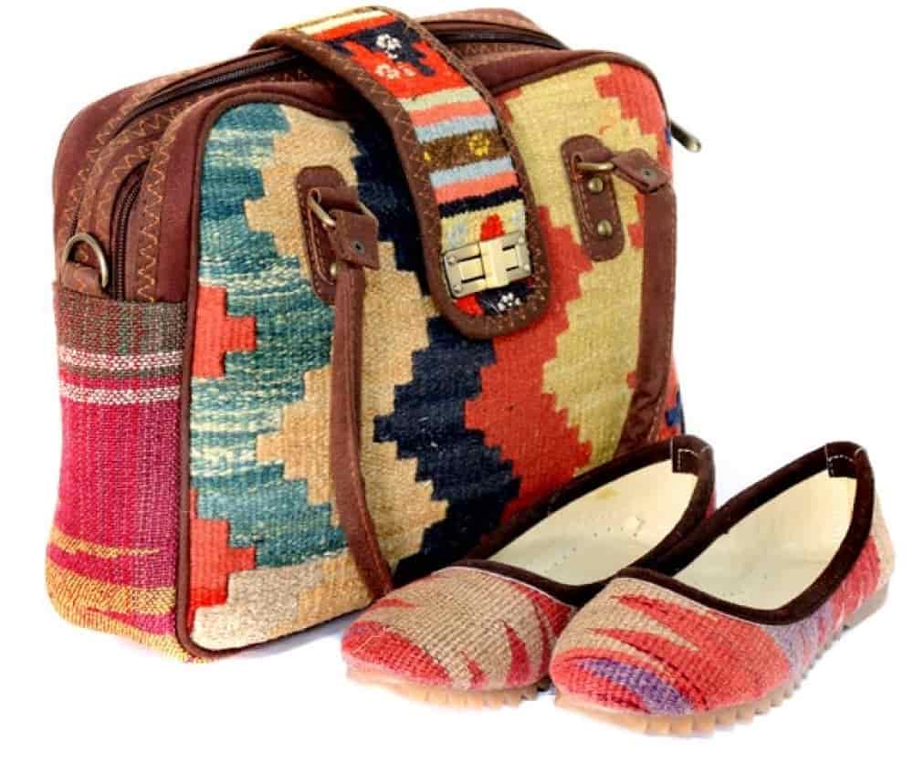 تصویر 1 از کیف گلیمی دستبافت با ساختار منسجم و پرداخت دقیق الیاف طبیعی